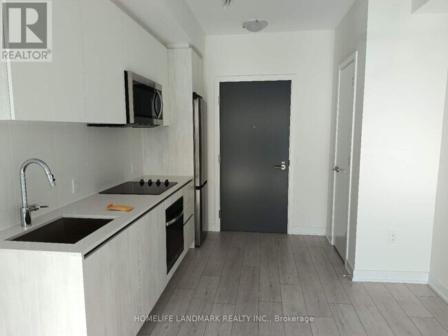 5858 Yonge St in Toronto, ON - Building Photo - Building Photo