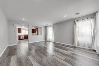 77 Peachtree Hill Ave in Las Vegas, NV - Building Photo - Building Photo