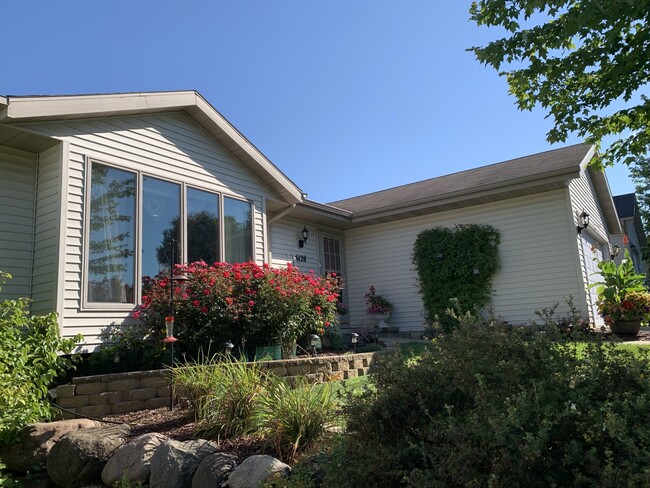 6128 Jeffers Dr in Madison, WI - Building Photo - Building Photo