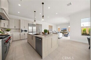 122 Mossvine in Irvine, CA - Building Photo