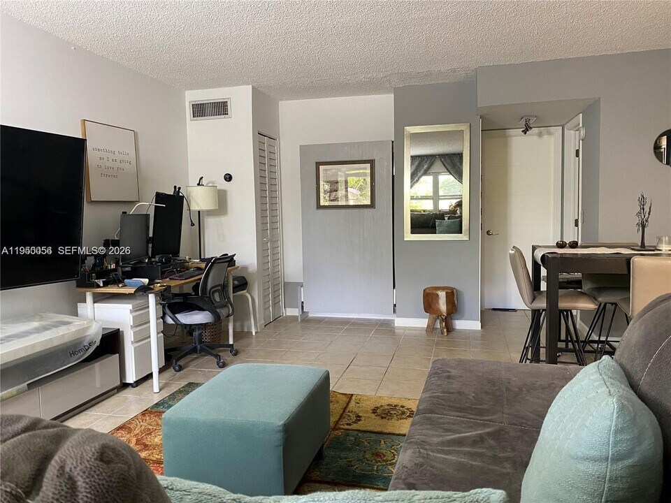 1425 Arthur St in Hollywood, FL - Building Photo