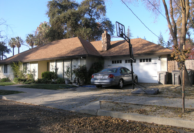 619 College St in Woodland, CA - Building Photo - Building Photo