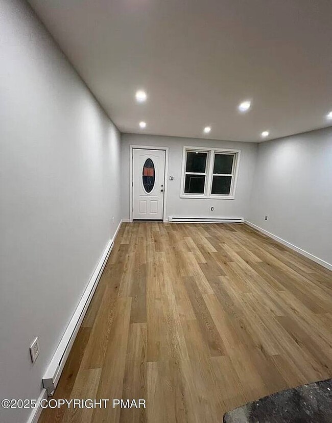 8911 Little John Dr, Unit 2 in Kunkletown, PA - Foto de edificio - Building Photo