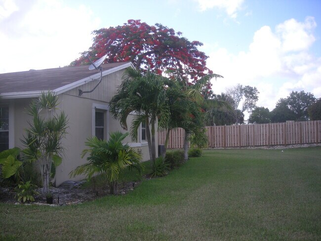 11701 SW 108th Ln in Miami, FL - Foto de edificio - Building Photo