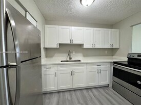 2237 Taylor St in Hollywood, FL - Building Photo