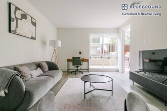 2280 W El Camino Real in Mountain View, CA - Foto de edificio - Building Photo