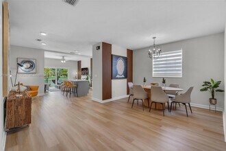 11319 NW 43rd Terrace in Doral, FL - Building Photo - Building Photo