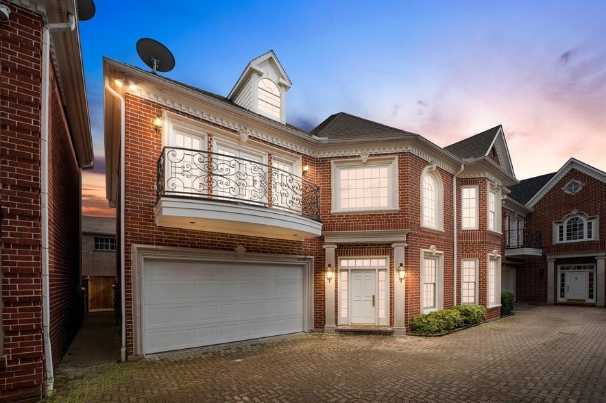 2222 Nantucket Dr in Houston, TX - Foto de edificio