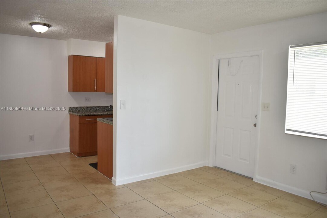 932 Moffett St in Hallandale Beach, FL - Building Photo