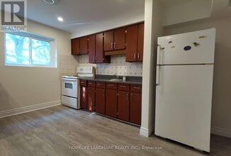 1052 Elgin St in Newmarket, ON - Building Photo - Building Photo