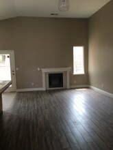 1007 W Millbrook St in Hanford, CA - Building Photo - Building Photo
