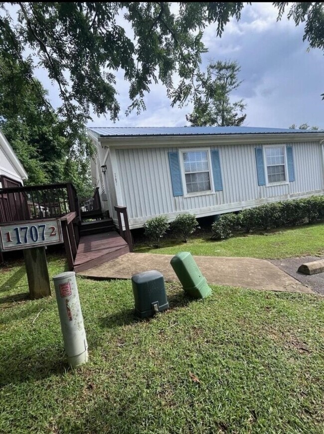 property at 1707 S Calhoun St