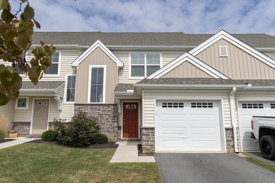 7 Howard Dr in Willow Street, PA - Building Photo