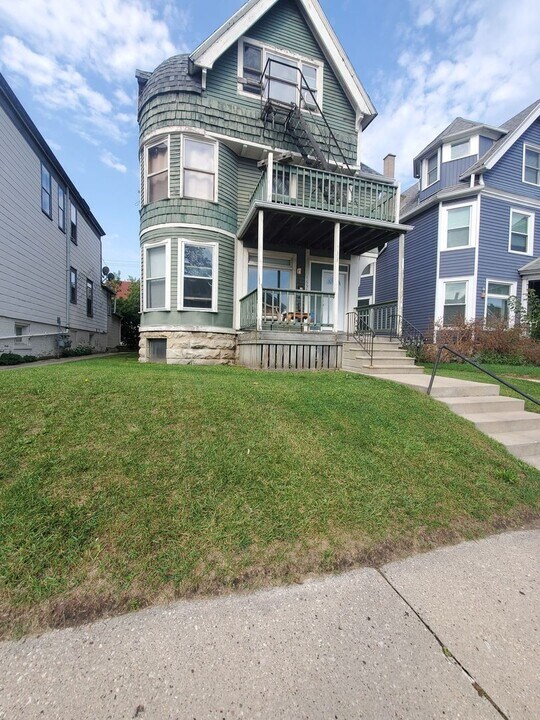 1655 N Van Buren St in Milwaukee, WI - Building Photo