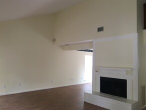 65 Yewleaf Rd in The Woodlands, TX - Building Photo - Building Photo