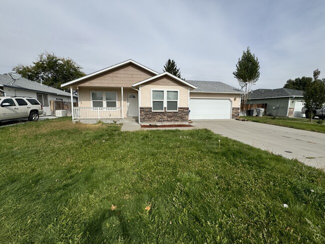 1200 E 5th N in Mountain Home, ID - Foto de edificio - Building Photo