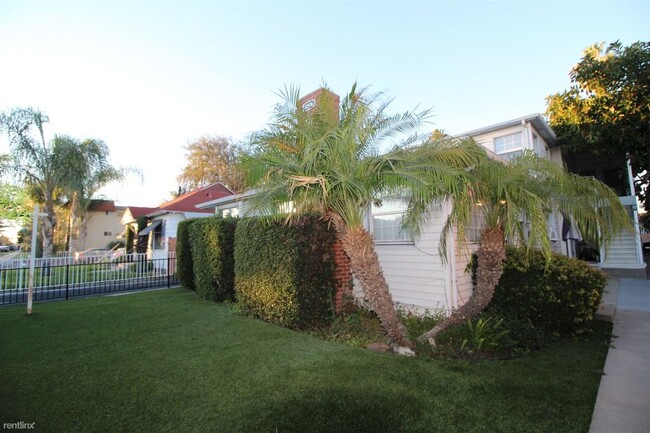 11591 Riverside Dr in North Hollywood, CA - Building Photo - Building Photo