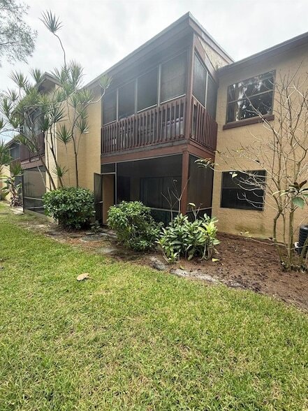 1303 Lakeview Dr E in Royal Palm Beach, FL - Building Photo - Building Photo