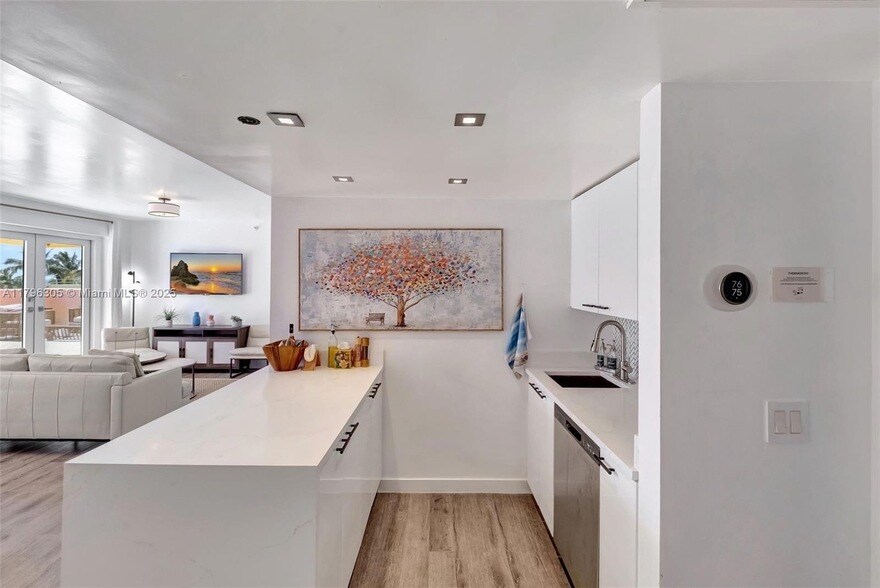 834 Ocean Dr, Unit 402 in Miami Beach, FL - Building Photo