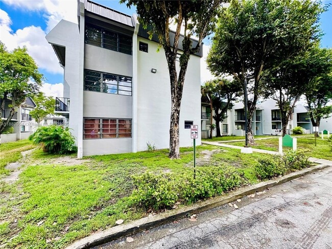 10405 N Kendall Dr in Miami, FL - Building Photo - Building Photo