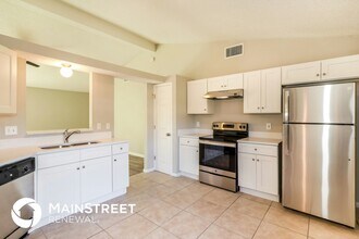 7767 Pikes Peak Dr, Unit 0112 in Jacksonville, FL - Foto de edificio - Building Photo