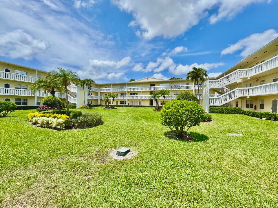 82 Dorset B in Boca Raton, FL - Building Photo