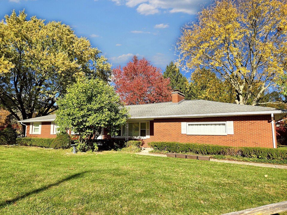 6179 Plainfield Ave in Kalamazoo, MI - Foto de edificio