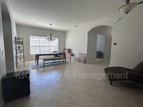 1951 Grey Falcon Cir SW in Vero Beach, FL - Foto de edificio - Building Photo