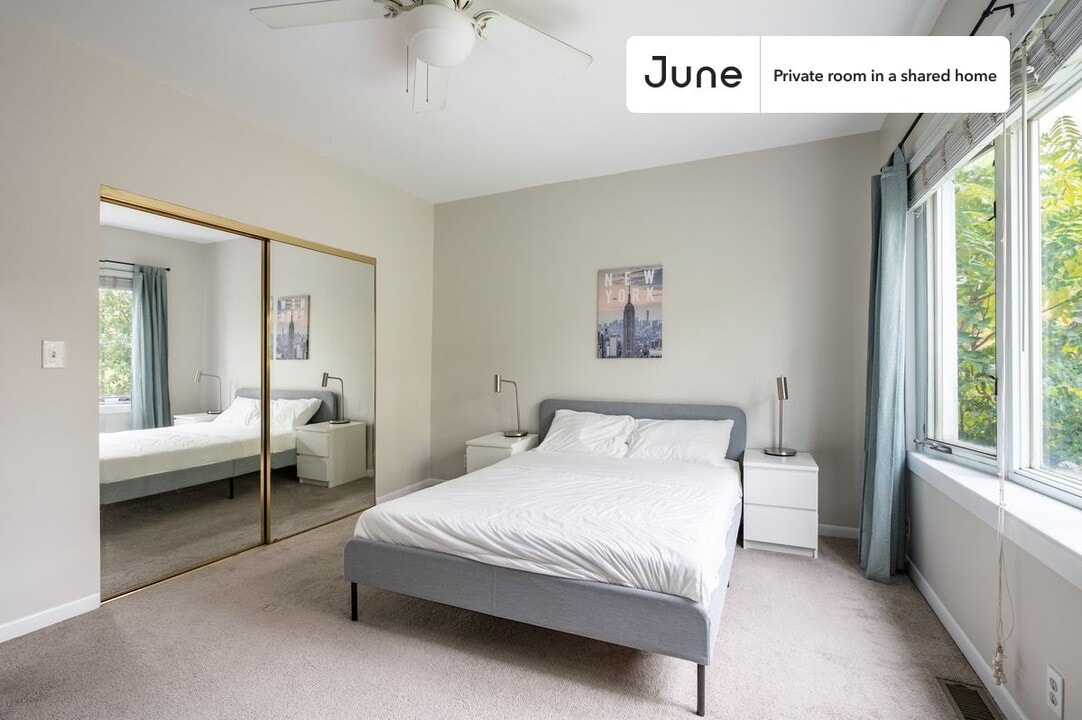 Private bedroom in 5 bed/3 bath Home in Chicago, IL - Building Photo