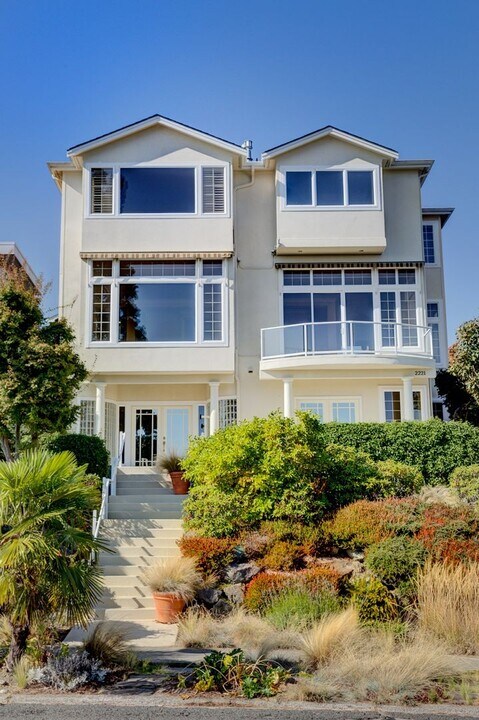 2221 W Viewmont Wy W in Seattle, WA - Building Photo