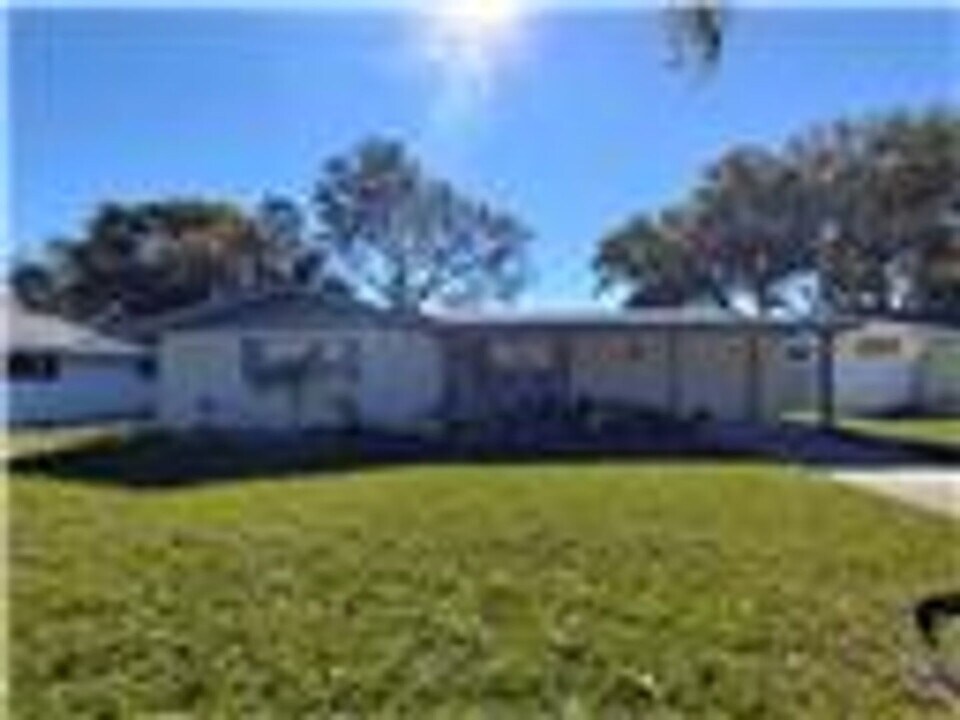 7552 Cumber Dr in New Port Richey, FL - Building Photo
