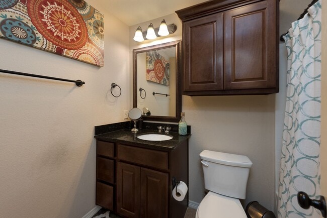 Beautiful Duplex with 5 Bed, 4 Bath Right in College Station, TX - Building Photo - Building Photo