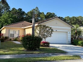 560 SW Indian Key Dr in Port St. Lucie, FL - Building Photo