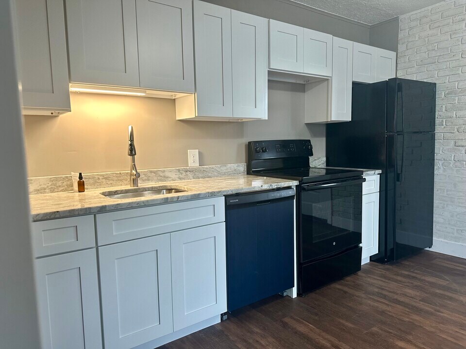 24 Knighton St in Manchester, CT - Building Photo