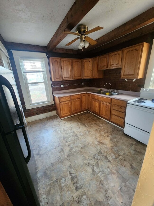 427 1st St, Unit Apt 2