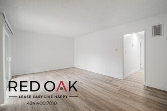 2050 Rodney Dr in Los Angeles, CA - Building Photo - Building Photo