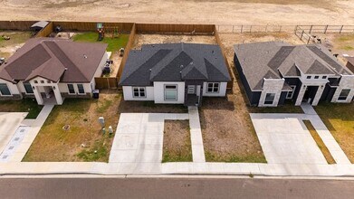 1817 Rebecca Ln in Eagle Pass, TX - Foto de edificio - Building Photo