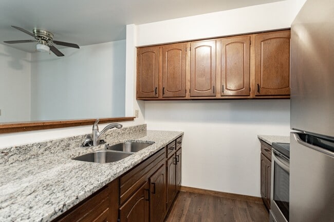 Heritage Square Apartments in Stevens Point, WI - Foto de edificio - Building Photo