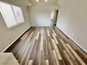 7556 Violet Vista Ave in Las Vegas, NV - Building Photo - Building Photo