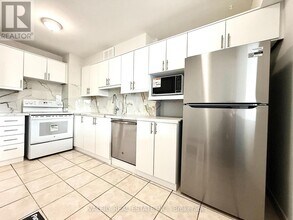 25 Four Winds Dr in Toronto, ON - Building Photo - Building Photo