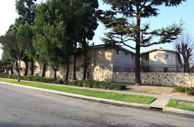 Logan Plaza in Compton, CA - Foto de edificio - Building Photo