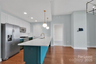 701 Royal Ct in Charlotte, NC - Foto de edificio - Building Photo