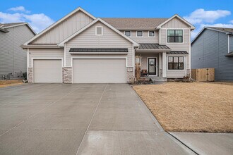 5303 Helwig Ave in Papillion, NE - Foto de edificio - Building Photo