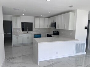 431 NE 58th St in Fort Lauderdale, FL - Building Photo - Building Photo