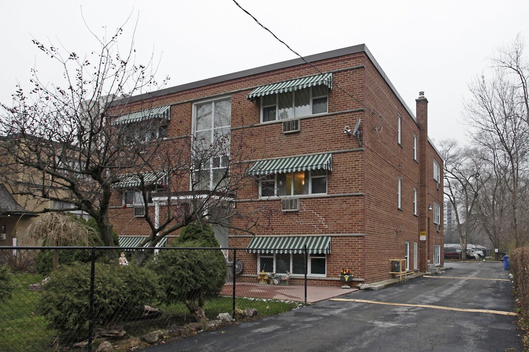 27 Paisley Blvd in Mississauga, ON - Building Photo