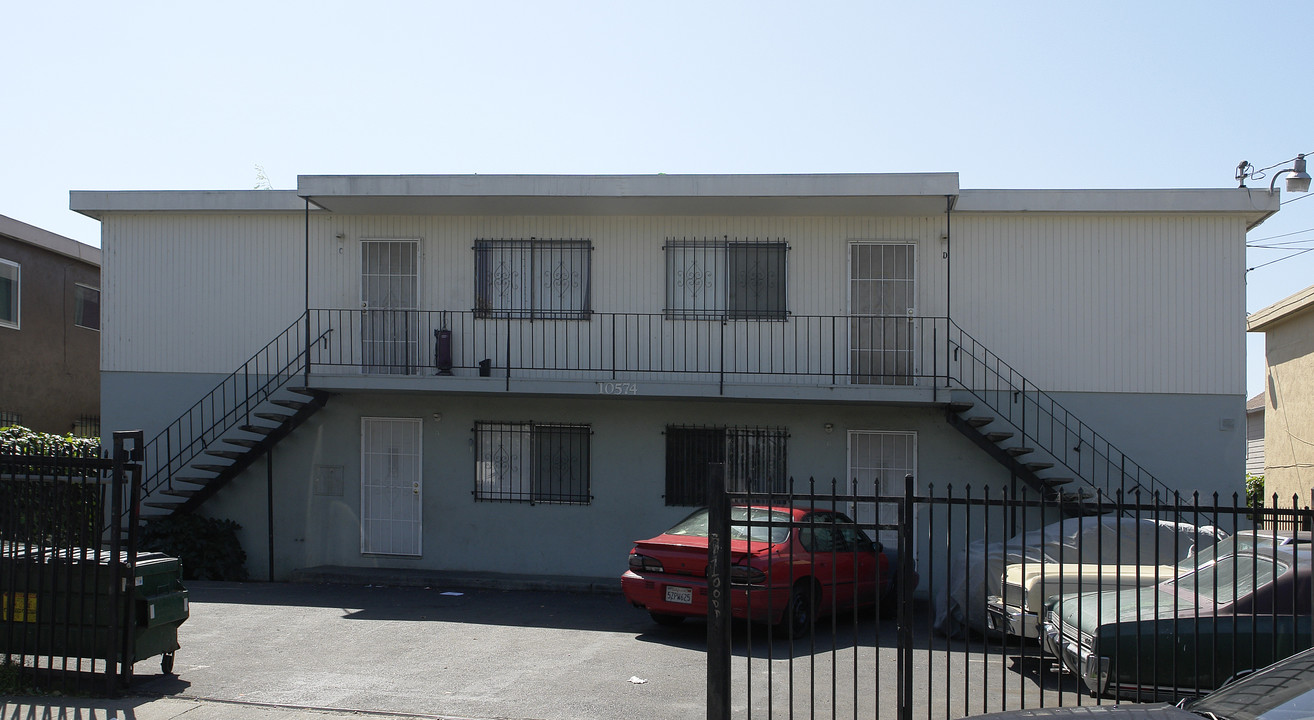 10574 Topanga Dr in Oakland, CA - Building Photo