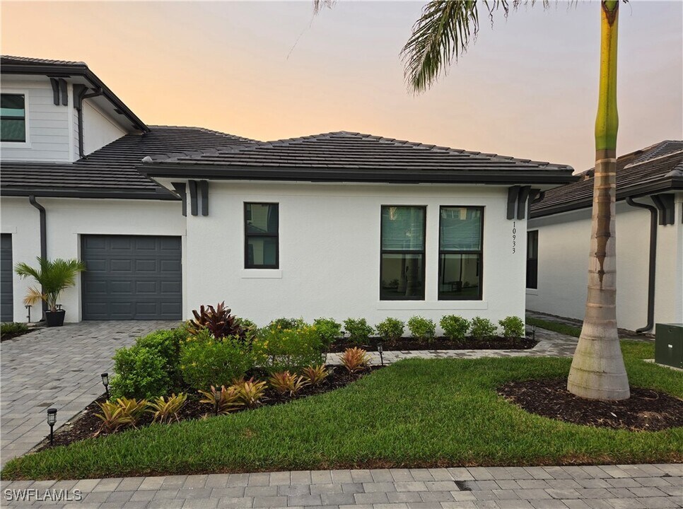 10933 Preachers Cv Ln in Ft. Myers, FL - Building Photo