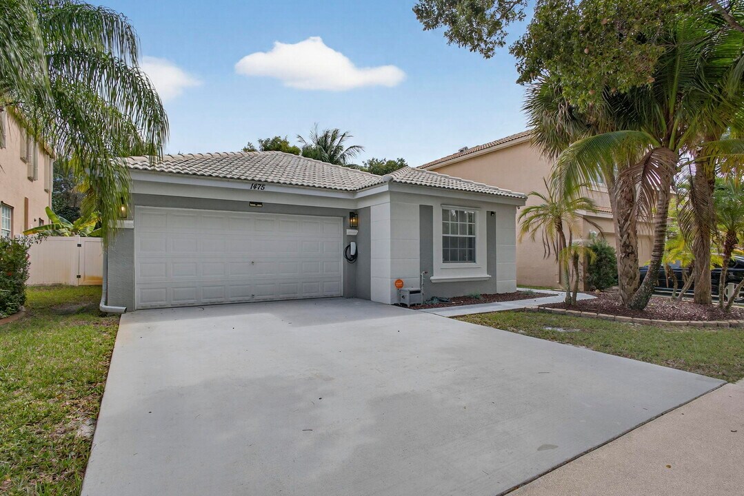 1475 Running Oak Ln in Royal Palm Beach, FL - Building Photo