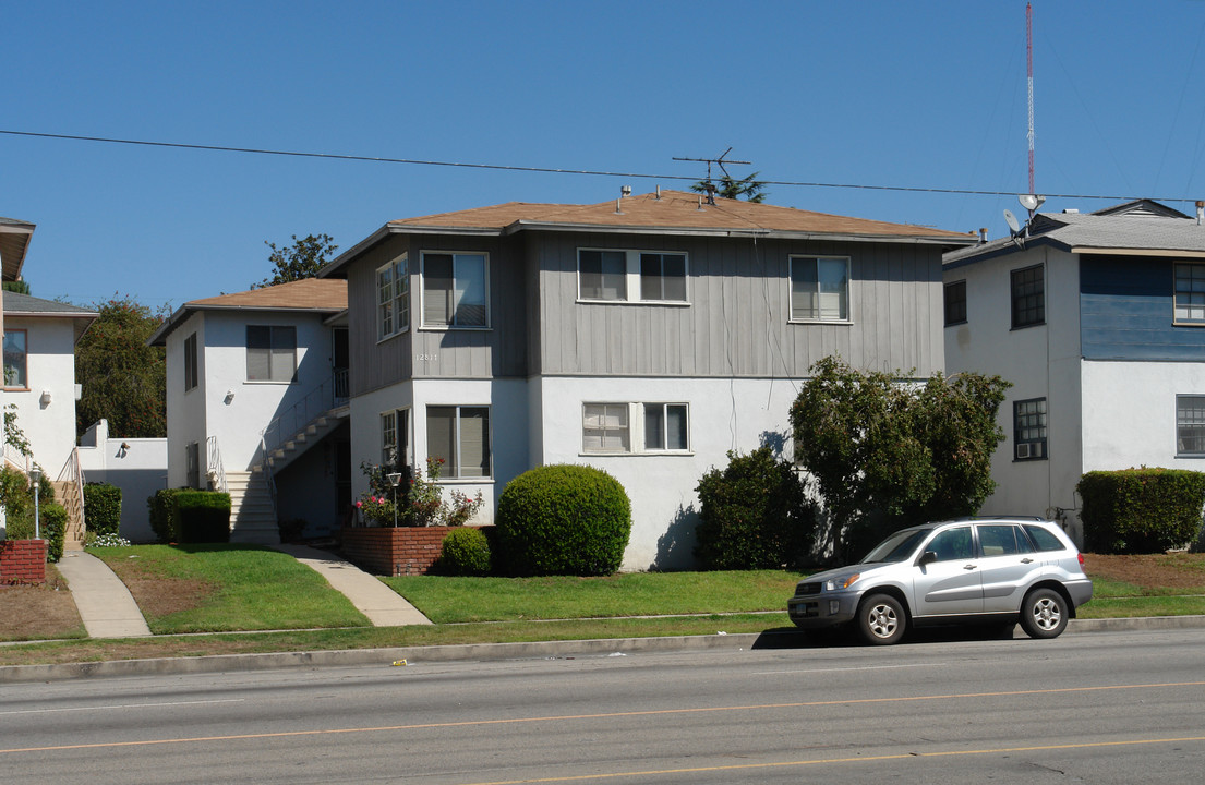 12817 Burbank Blvd in Valley Village, CA - Building Photo