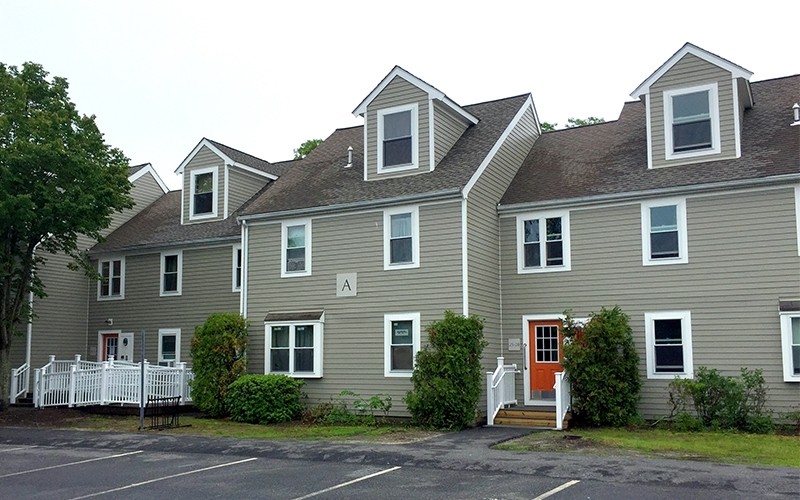 Founders Court in Hyannis, MA - Foto de edificio